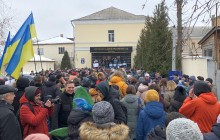 У Києві сотні людей прийшли до суду, щоб підтримати Супрун, а Мосійчука засвистали (фото, відео)