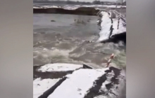 В Житомирской области внезапное наводнение размыло мост (видео)