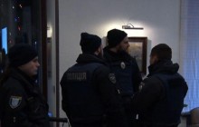 Спецназ та перекрита вулиця: у центрі Дніпра чоловік налякав людей, зайшовши з рушницею в готель (відео)