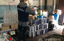 У Чернігові викрили підпільний цех із виготовлення фальсифікованого елітного алкоголю (фото)