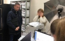 400 доларів за швидку видачу паспортів: у Києві чиновницю ДМС спіймали на хабарі (фото)