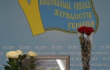 Мать убитого "титушками" журналиста Вячеслава Веремия представила книгу сына (видео)