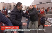 Облили зеленкою та били по ногах: зоозахисники у Києві влаштували самосуд над шкуродером (відео)