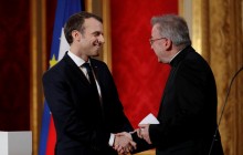 Посол Ватикана во Франции обвинен в сексуальном домогательстве