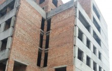 На Буковині два юнаки вистрибнули з шостого поверху недобудови, один загинув (відео)