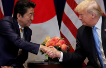 Японский премьер выдвинул Трампа на Нобелевскую премию мира по американскому запросу - СМИ