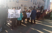 В Киеве люди за деньги вышли на "митинг против проплаченных митингов" – им не заплатили (фото)