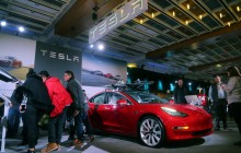 Tesla додала своїм електромобілям функцію для відлякування викрадачів (відео)