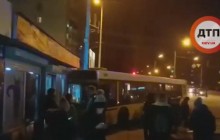 У Києві водію автобуса з людьми стало погано за кермом – машина протаранила зоомагазин (відео)