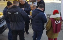 В Одесі після "дебатів" з агітаторами невідомий спробував зруйнувати намет кандидата в президенти (фото)