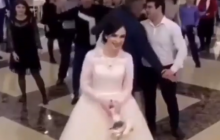 Дівчата влаштували бійку через букет нареченої (відео)