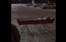 У російській Самарі жінка принесла труну з колишнім чоловіком до будівлі уряду (фото)
