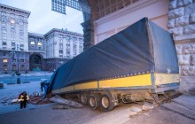 Huge truck stuck in arch on Khreshchatyk Street in Kyiv after wreaking havoc (Photo, video)
