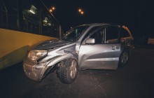 У Києві водій Toyota пережив інсульт за кермом та влетів у тролейбус (фото, відео)