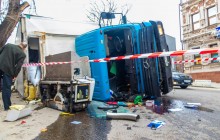 В центрі Дніпра перекинулася вантажівка, утворилася велика пробка