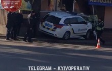 Під Києвом автівка поліції на швидкості врізалася в легковик і вилетіла на тротуар (відео)