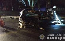 У Миколаєві автомобіль з військовими врізався у дерево: двоє загиблих (фото, відео)