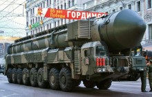 З десятком бомб під сотню мегатонн: хор заспівав в Ісаакієвському соборі про бомбардування США (відео)