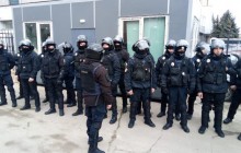 У Києві близько ста активістів націоналістичних партій та організацій пікетують «Укроборонпром» (фото, відео)