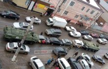 Невежливые люди: в РФ военные на БТР смяли ряд легковушек (фото)