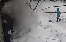 Падение глыбы льда на ребенка в России попало на видео