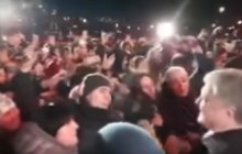 "Лаври Януковича не дають спокою": Порошенко зірвав шапку з дівчини після незручного питання (відео)