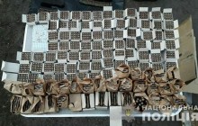 В одному з гаражів у Маріуполі виявили збройний арсенал: орендар втік до РФ (фото)