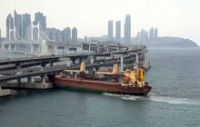 "Погано зрозумів англійську": російський корабель з п'яним капітаном врізався в міст в Південній Кореї (відео)
