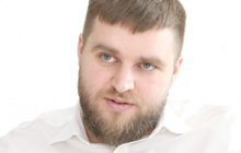 "Ми продавали чималу купу овечої шерсті, колишню церкву, будівлю синагоги. Продавали гроби, кусок бруківки, якою жбурнули в поліцейського, шкарпетки б/у"