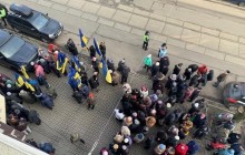 Під офісом "1+1" пройшов замовний мітинг, учасникам роздавали по 80 гривень