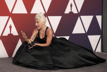 Леди Гага поделилась первым фото в образе Харли Квинн в Джокере 2