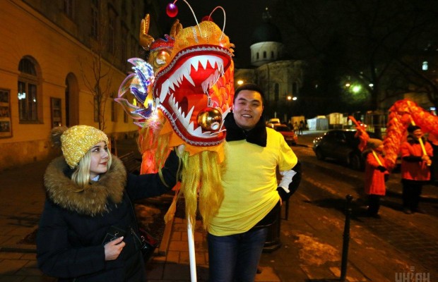 Драконы в Старом городе: во Львове присоединились к празднованию Китайского Нового года (фоторепортаж)