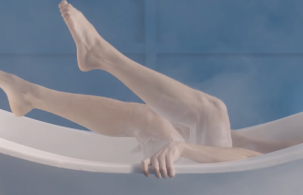 "Чого такі кислі?": скандальний Дорн еротично скупався у ванній з йогуртом (відео)