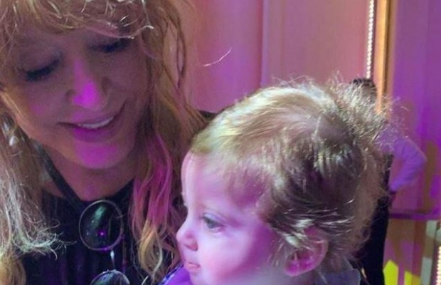 Алла Пугачова захопила мережу відео з немовлям на руках