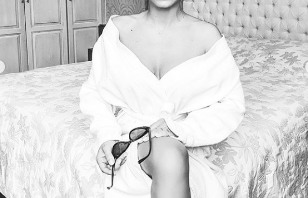 "Років на 50 виглядає": Лорак з напівоголеними грудьми покрасувалася на ліжку в декількох позах (фото)