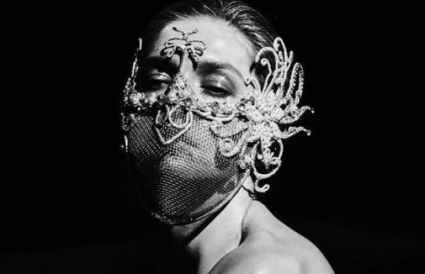 Оголена в масці: Віра Брежнєва в новому кліпі закликала "любити один одного" (відео)