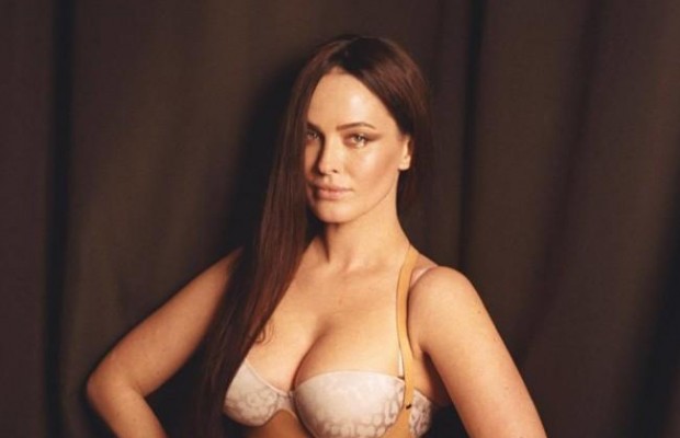 "Райська пташка": Даша Астаф'єва звела з розуму прихильників глибоким декольте (фото)