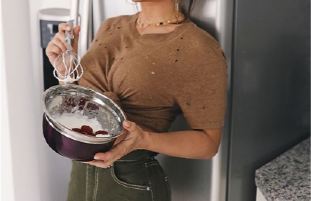 Ані Лорак в ультракоротких шортах збила тісто на кухні і завела мережу (фото)