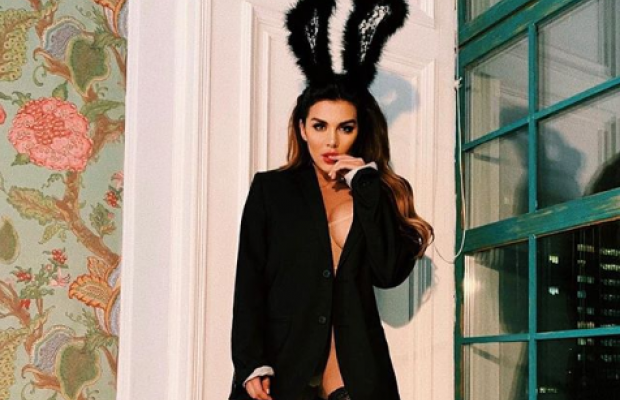 Анна Сєдокова в панчохах і жакеті на голе тіло пограла з фантазією фанатів (фото)