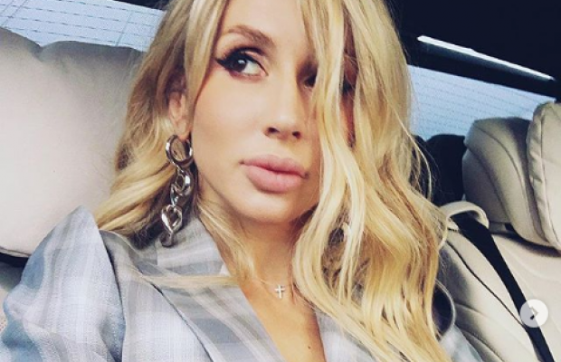 Дякую за вечір: Лобода з букетом квітів заінтригувала прихильників (фото)