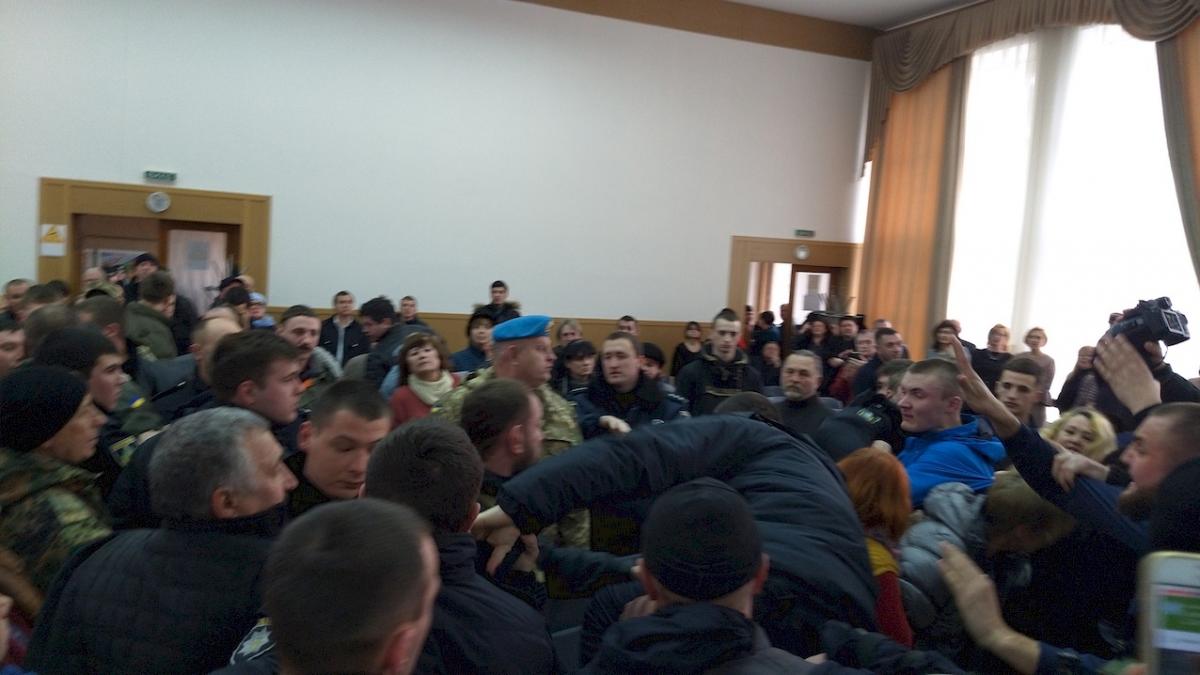 Во время сессии произошло несколько стычек / фото khersondaily.com Во время сессии произошло несколько стычек / фото khersondaily.com