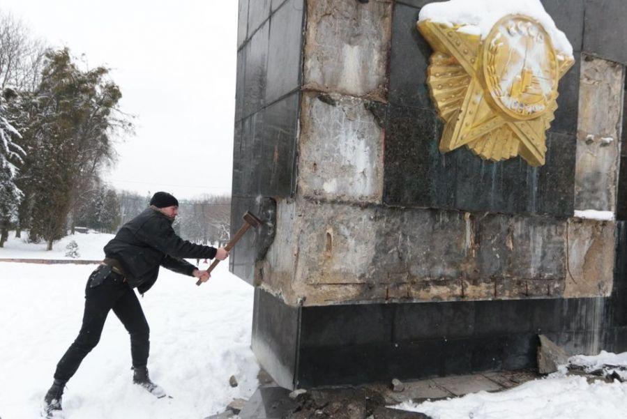 Во Львове снесли стелу Монумента Славы советским солдатам