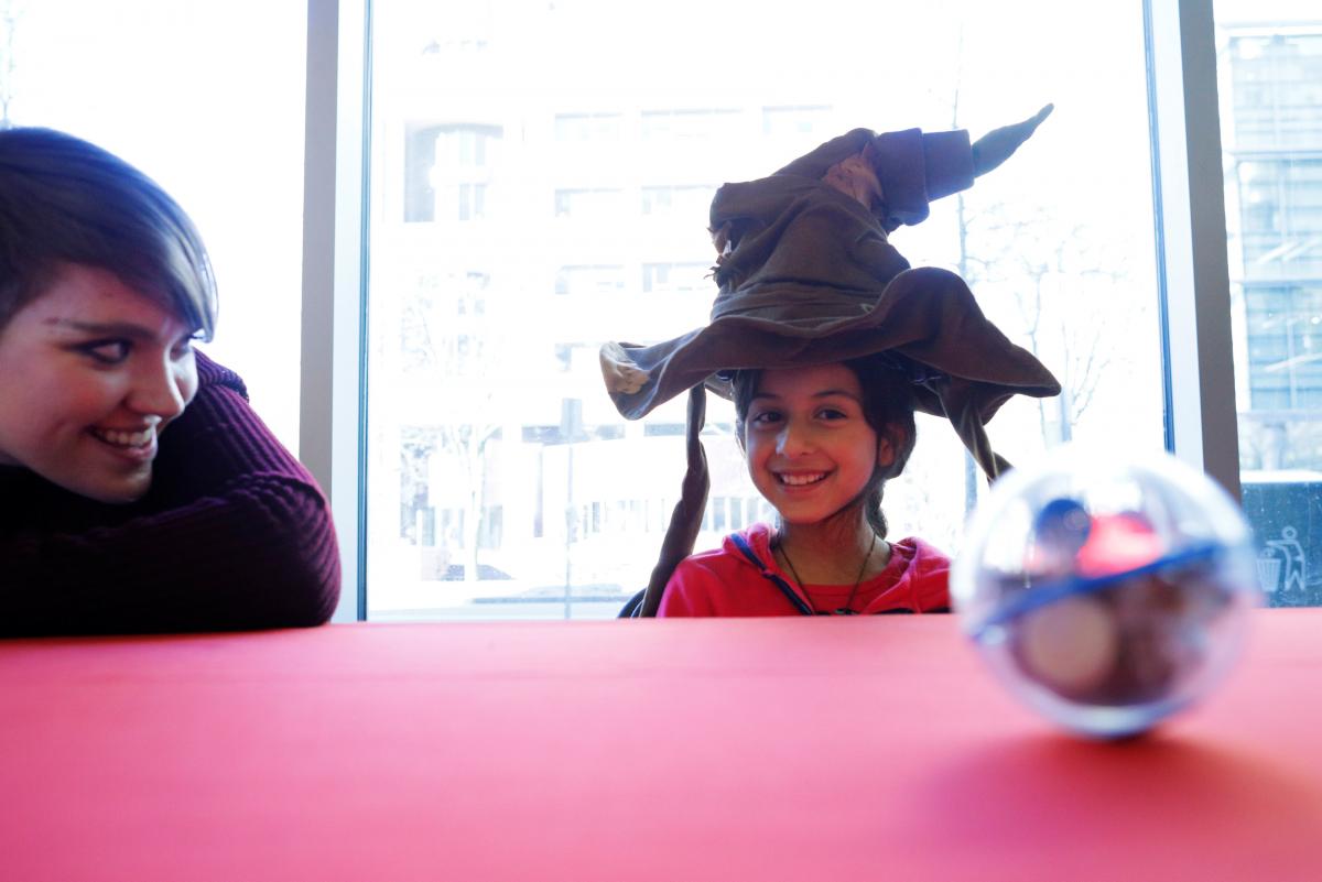 Наталія Косміна і 9-річна дівчинка в прототипі капелюха / REUTERS