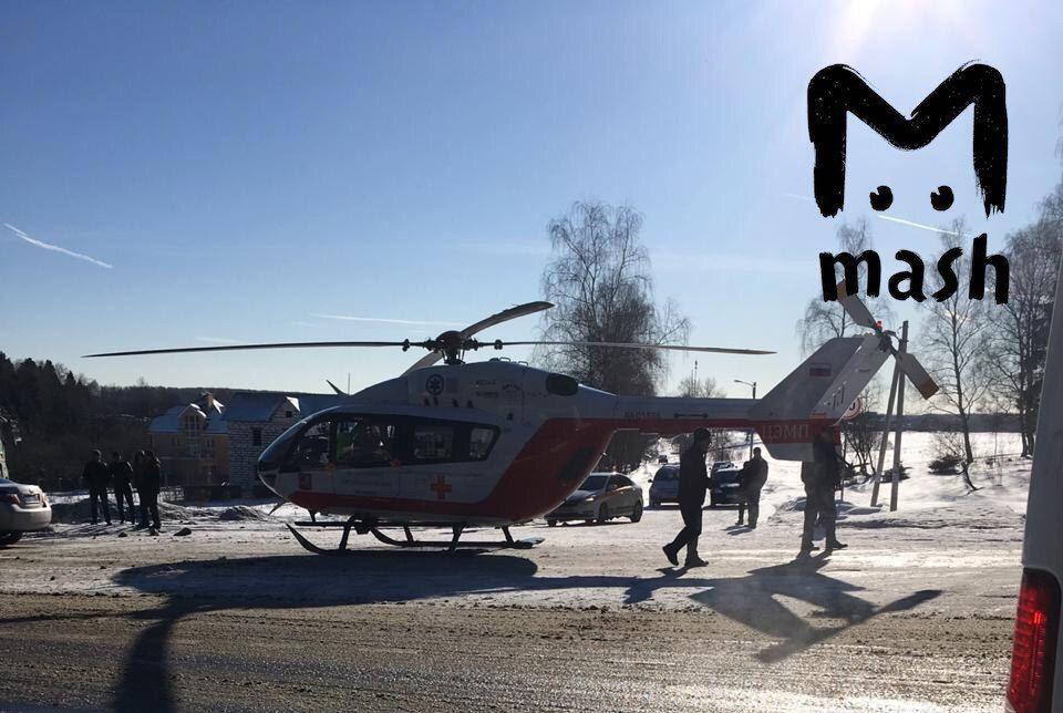 На месте ДТП также находится вертолет с медиками / фото телеграм-канал Mash На месте ДТП также находится вертолет с медиками / фото телеграм-канал Mash