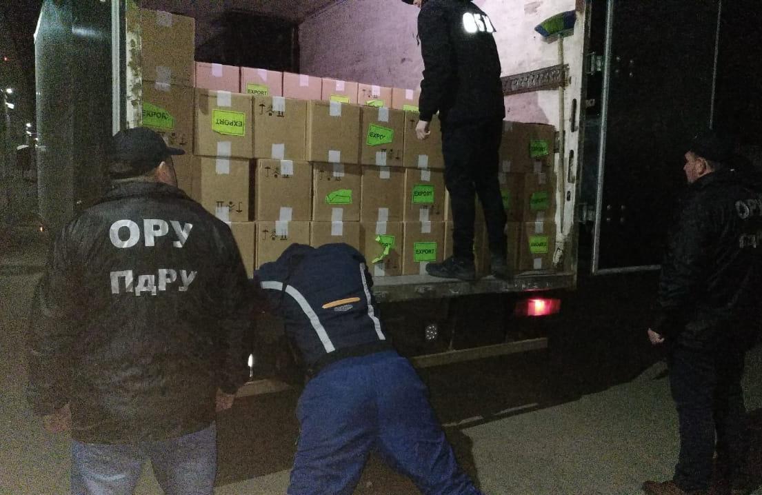 Під час огляду виявили 136 тис. пачок сигарет білоруського виробництва / фото dpsu.gov.ua Під час огляду виявили 136 тис. пачок сигарет білоруського виробництва / фото dpsu.gov.ua