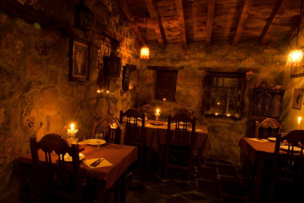 Уютная атмосфера ресторана La Cueva del Lobo / Фото tripadvisor.es