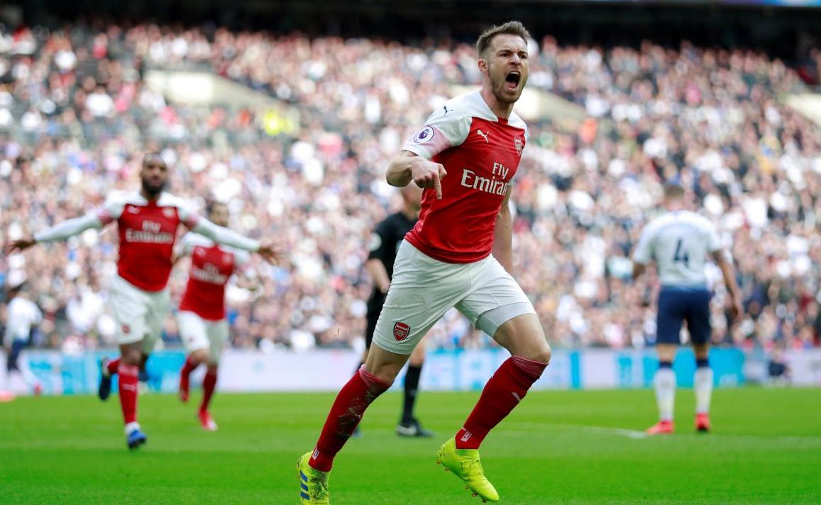 Игрока "Арсенала" Аарона Рэмзи считают "виновником" смертей многих знаменитостей / REUTERS