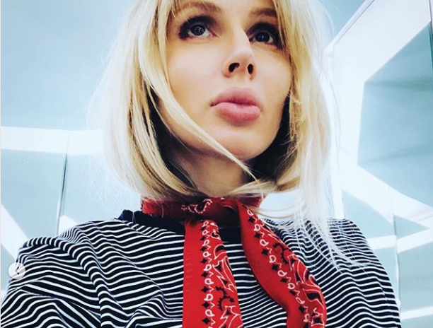 На фото співачка зібрала волосся під сорочку / Instagram Світлана Лобода На фото співачка зібрала волосся під сорочку / Instagram Світлана Лобода