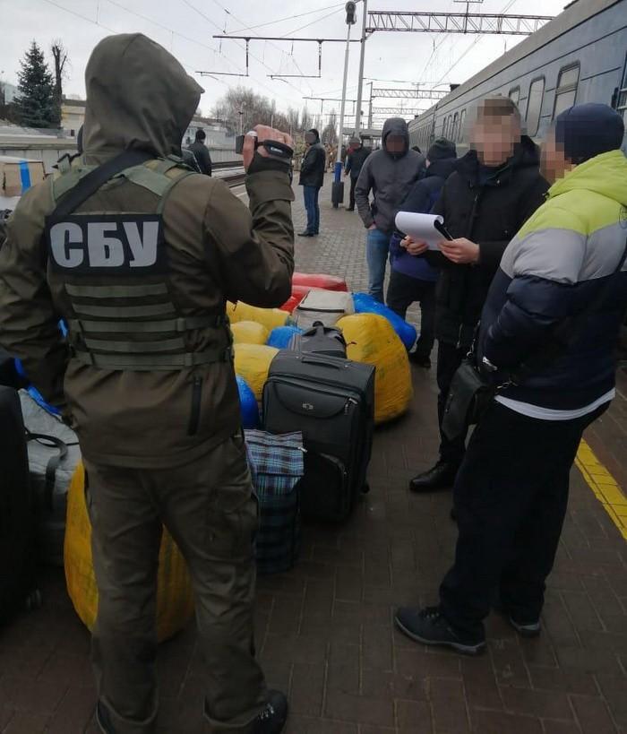Правоохранители изъяли на таможенном посту "Конотоп" в одном из поездов очередную партию груза / фото ssu.gov.ua Правоохранители изъяли на таможенном посту "Конотоп" в одном из поездов очередную партию груза / фото ssu.gov.ua