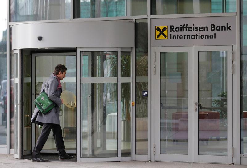 Raiffeisen Bank останется в черном списке Украины / фото REUTERS Raiffeisen Bank останется в черном списке Украины / фото REUTERS
